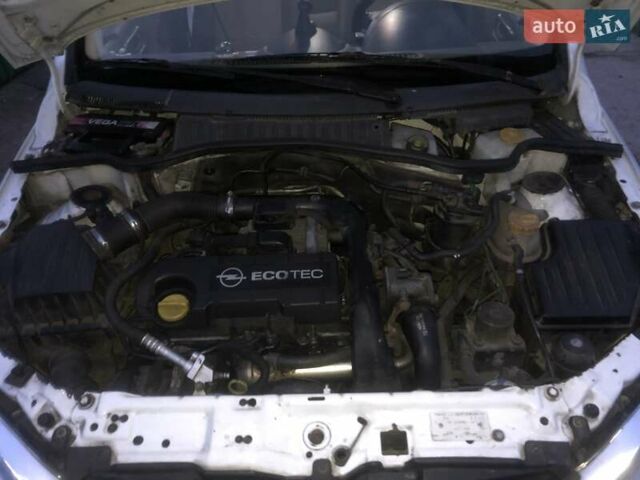 Білий Опель Комбо вант.-пас., об'ємом двигуна 1.69 л та пробігом 200 тис. км за 3750 $, фото 24 на Automoto.ua