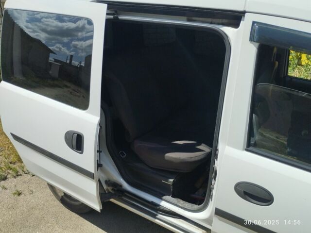 Білий Опель Комбо вант.-пас., об'ємом двигуна 0 л та пробігом 273 тис. км за 4200 $, фото 6 на Automoto.ua