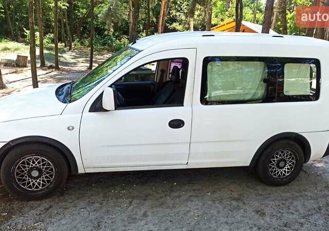 Білий Опель Комбо вант.-пас., об'ємом двигуна 1.7 л та пробігом 385 тис. км за 4700 $, фото 4 на Automoto.ua