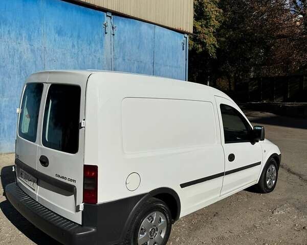 Белый Опель Комбо груз.-пасс., объемом двигателя 1.2 л и пробегом 422 тыс. км за 4200 $, фото 5 на Automoto.ua