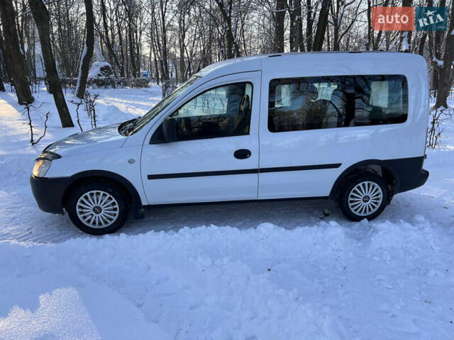 Белый Опель Комбо груз.-пасс., объемом двигателя 1.3 л и пробегом 250 тыс. км за 3300 $, фото 4 на Automoto.ua
