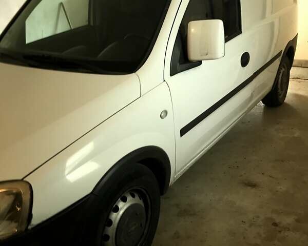 Белый Опель Комбо груз.-пасс., объемом двигателя 1.25 л и пробегом 130 тыс. км за 4200 $, фото 1 на Automoto.ua