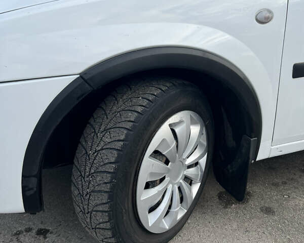 Белый Опель Комбо груз.-пасс., объемом двигателя 1.3 л и пробегом 267 тыс. км за 4000 $, фото 4 на Automoto.ua