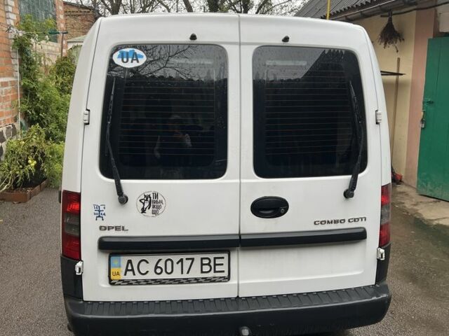 Белый Опель Комбо груз.-пасс., объемом двигателя 1.3 л и пробегом 310 тыс. км за 4100 $, фото 3 на Automoto.ua