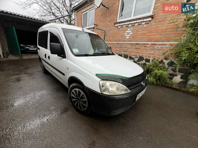 Белый Опель Комбо груз.-пасс., объемом двигателя 1.3 л и пробегом 310 тыс. км за 4100 $, фото 2 на Automoto.ua
