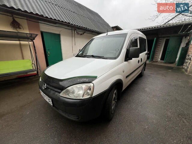 Белый Опель Комбо груз.-пасс., объемом двигателя 1.3 л и пробегом 310 тыс. км за 4100 $, фото 1 на Automoto.ua