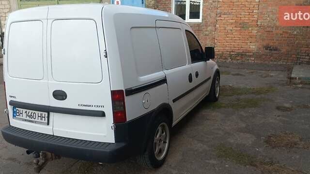 Белый Опель Комбо груз.-пасс., объемом двигателя 1.3 л и пробегом 274 тыс. км за 3700 $, фото 1 на Automoto.ua