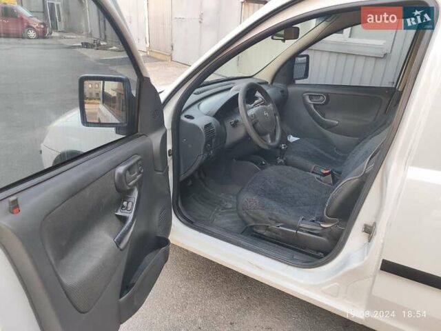 Белый Опель Комбо груз.-пасс., объемом двигателя 1.3 л и пробегом 294 тыс. км за 3500 $, фото 5 на Automoto.ua