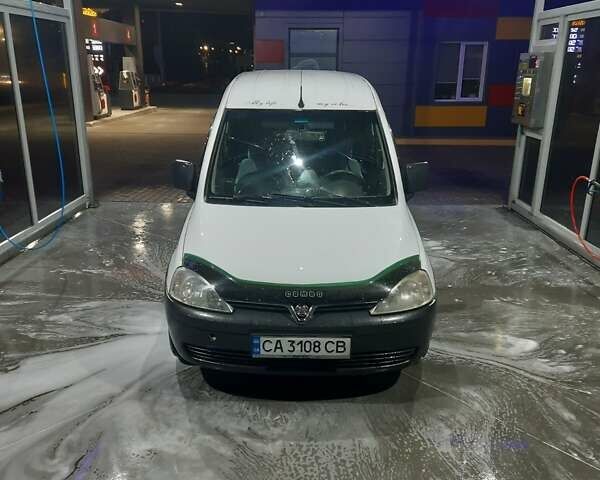 Белый Опель Комбо груз.-пасс., объемом двигателя 1.2 л и пробегом 280 тыс. км за 4700 $, фото 5 на Automoto.ua