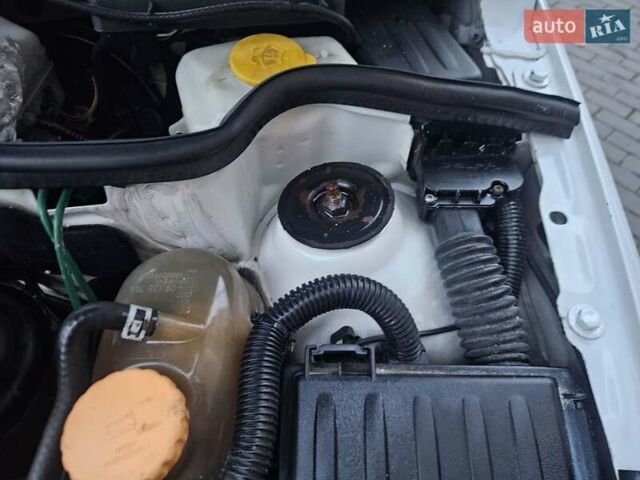 Білий Опель Комбо вант.-пас., об'ємом двигуна 1.25 л та пробігом 373 тис. км за 3600 $, фото 39 на Automoto.ua