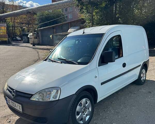 Белый Опель Комбо груз.-пасс., объемом двигателя 1.2 л и пробегом 422 тыс. км за 4200 $, фото 1 на Automoto.ua