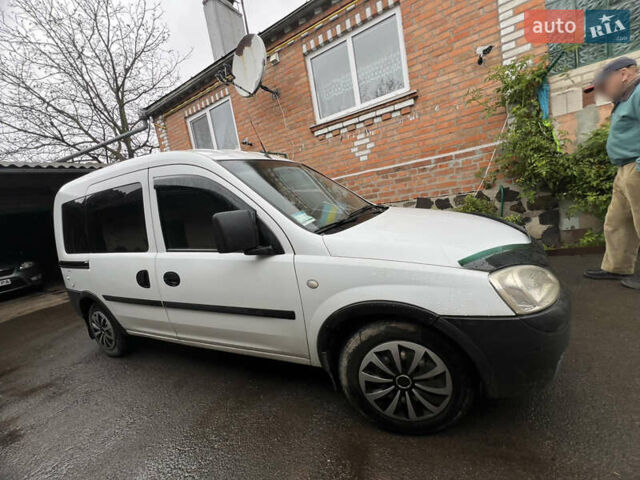 Белый Опель Комбо груз.-пасс., объемом двигателя 1.3 л и пробегом 310 тыс. км за 4100 $, фото 4 на Automoto.ua