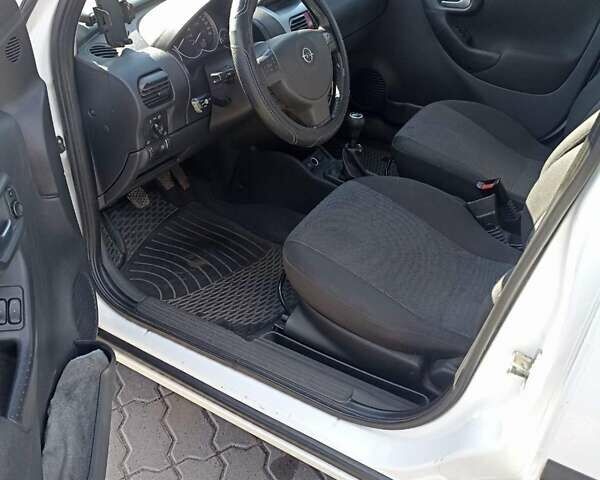 Белый Опель Комбо груз.-пасс., объемом двигателя 1.6 л и пробегом 215 тыс. км за 5600 $, фото 1 на Automoto.ua