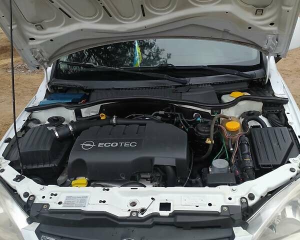 Белый Опель Комбо груз.-пасс., объемом двигателя 1.2 л и пробегом 274 тыс. км за 4200 $, фото 1 на Automoto.ua