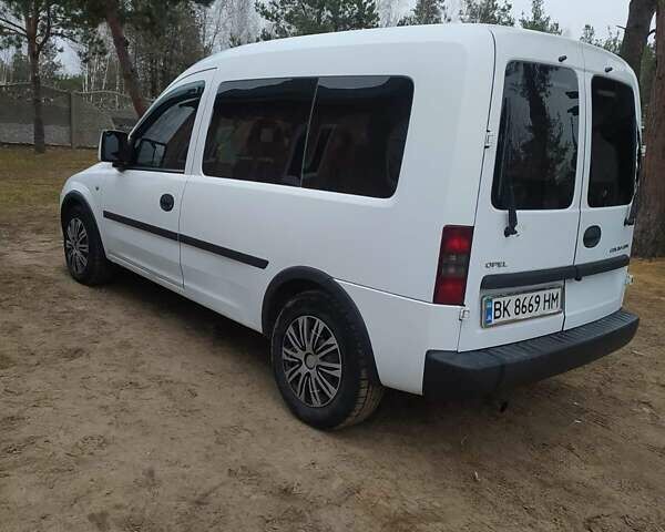 Белый Опель Комбо груз.-пасс., объемом двигателя 1.2 л и пробегом 274 тыс. км за 4200 $, фото 4 на Automoto.ua