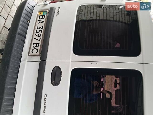 Белый Опель Комбо груз.-пасс., объемом двигателя 1.69 л и пробегом 270 тыс. км за 4000 $, фото 3 на Automoto.ua