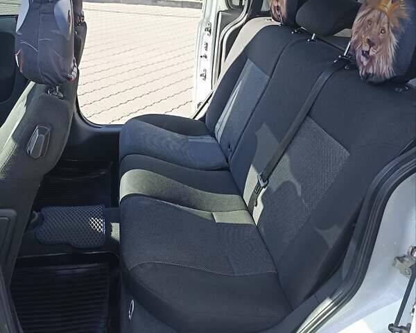 Опель Комбо груз.-пасс. 2008 в Виннице на Automoto.ua Белый Опель Комбо груз.-пасс., объемом двигателя 1.6 л и пробегом 215 тыс. км за 5600 $, фото 7 на Automoto.ua