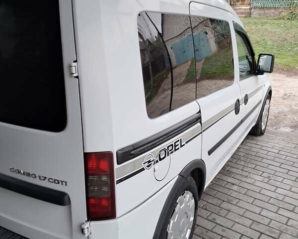 Белый Опель Комбо груз.-пасс., объемом двигателя 1.69 л и пробегом 270 тыс. км за 4000 $, фото 1 на Automoto.ua