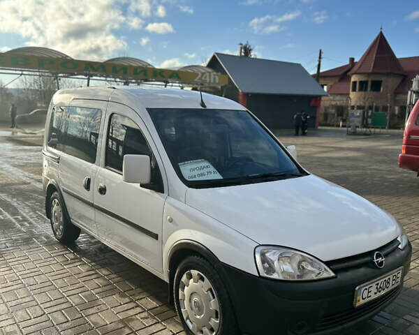 Белый Опель Комбо груз.-пасс., объемом двигателя 1.69 л и пробегом 236 тыс. км за 5300 $, фото 1 на Automoto.ua