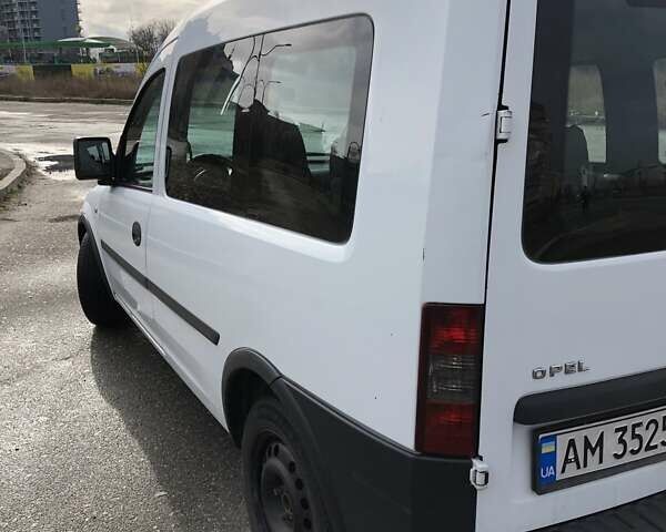 Опель Комбо груз.-пасс. 2008 в Киеве на Automoto.ua Белый Опель Комбо груз.-пасс., объемом двигателя 1.2 л и пробегом 192 тыс. км за 4350 $, фото 4 на Automoto.ua