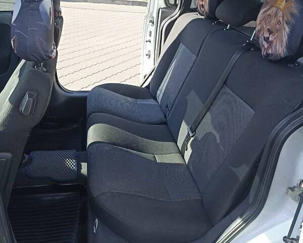 Белый Опель Комбо груз.-пасс., объемом двигателя 1.6 л и пробегом 215 тыс. км за 5600 $, фото 5 на Automoto.ua