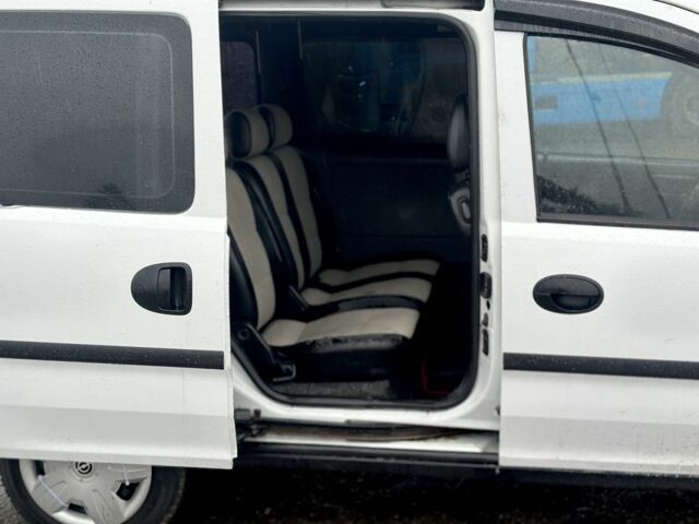 Белый Опель Комбо груз.-пасс., объемом двигателя 1.3 л и пробегом 344 тыс. км за 2700 $, фото 9 на Automoto.ua