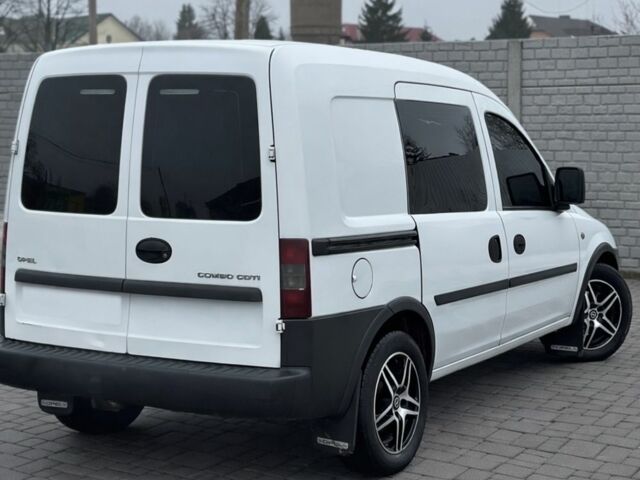 Белый Опель Комбо груз.-пасс., объемом двигателя 1.3 л и пробегом 350 тыс. км за 4000 $, фото 3 на Automoto.ua