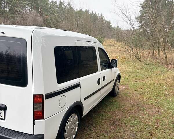 Білий Опель Комбо вант.-пас., об'ємом двигуна 1.36 л та пробігом 260 тис. км за 5500 $, фото 1 на Automoto.ua
