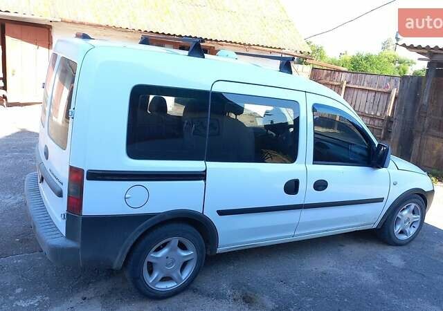 Белый Опель Комбо груз.-пасс., объемом двигателя 1.7 л и пробегом 300 тыс. км за 4000 $, фото 2 на Automoto.ua