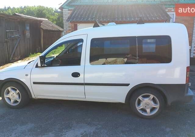 Белый Опель Комбо груз.-пасс., объемом двигателя 1.7 л и пробегом 300 тыс. км за 4000 $, фото 5 на Automoto.ua