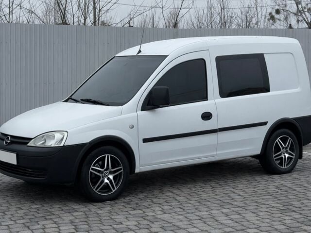 Белый Опель Комбо груз.-пасс., объемом двигателя 1.3 л и пробегом 350 тыс. км за 4000 $, фото 2 на Automoto.ua
