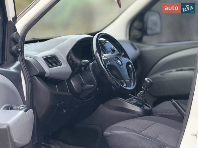 Белый Опель Комбо груз.-пасс., объемом двигателя 1.6 л и пробегом 256 тыс. км за 6600 $, фото 13 на Automoto.ua