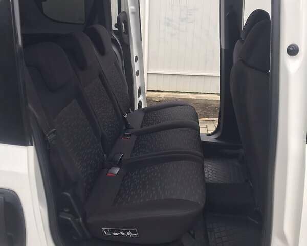 Белый Опель Комбо груз.-пасс., объемом двигателя 1.6 л и пробегом 198 тыс. км за 6150 $, фото 22 на Automoto.ua