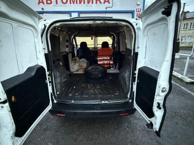 Белый Опель Комбо груз.-пасс., объемом двигателя 1.2 л и пробегом 348 тыс. км за 4300 $, фото 4 на Automoto.ua