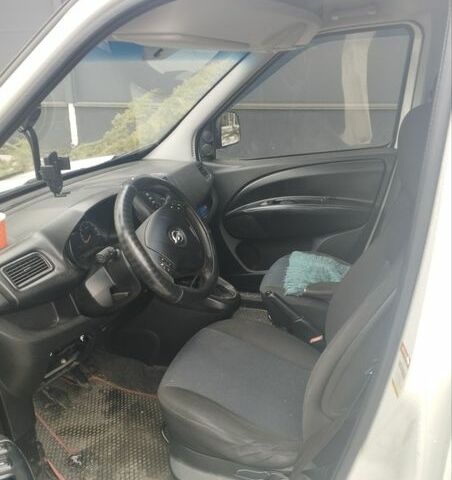 Белый Опель Комбо груз.-пасс., объемом двигателя 1.6 л и пробегом 200 тыс. км за 7000 $, фото 1 на Automoto.ua