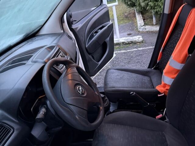 Белый Опель Комбо груз.-пасс., объемом двигателя 1.2 л и пробегом 348 тыс. км за 4300 $, фото 5 на Automoto.ua