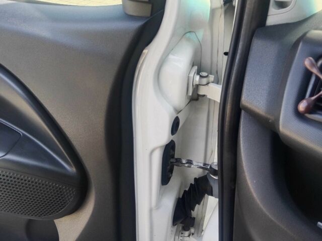 Белый Опель Комбо груз.-пасс., объемом двигателя 1.3 л и пробегом 374 тыс. км за 5100 $, фото 13 на Automoto.ua