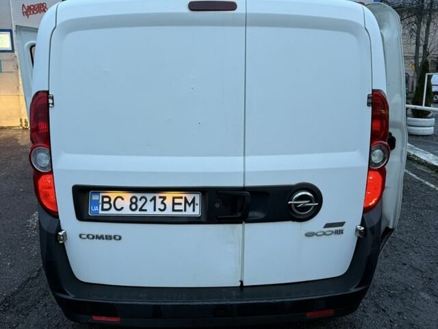 Белый Опель Комбо груз.-пасс., объемом двигателя 1.2 л и пробегом 348 тыс. км за 4300 $, фото 3 на Automoto.ua