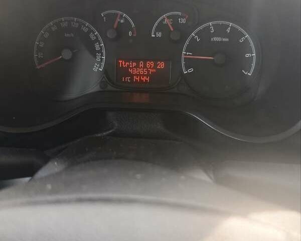 Белый Опель Комбо груз.-пасс., объемом двигателя 1.6 л и пробегом 432 тыс. км за 4500 $, фото 1 на Automoto.ua