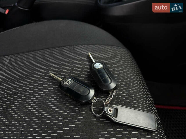 Белый Опель Комбо груз.-пасс., объемом двигателя 1.6 л и пробегом 256 тыс. км за 6600 $, фото 21 на Automoto.ua