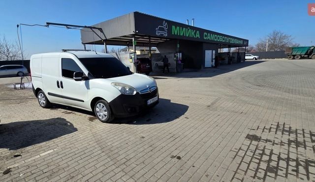 Белый Опель Комбо груз.-пасс., объемом двигателя 1.3 л и пробегом 261 тыс. км за 5200 $, фото 13 на Automoto.ua