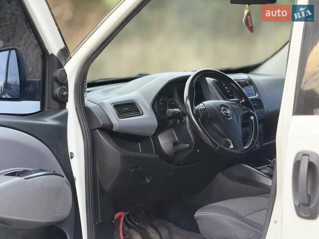 Белый Опель Комбо груз.-пасс., объемом двигателя 1.6 л и пробегом 256 тыс. км за 6600 $, фото 12 на Automoto.ua