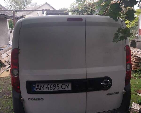 Белый Опель Комбо груз.-пасс., объемом двигателя 1.25 л и пробегом 360 тыс. км за 4500 $, фото 4 на Automoto.ua