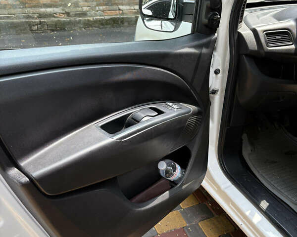 Белый Опель Комбо груз.-пасс., объемом двигателя 1.6 л и пробегом 230 тыс. км за 7800 $, фото 6 на Automoto.ua