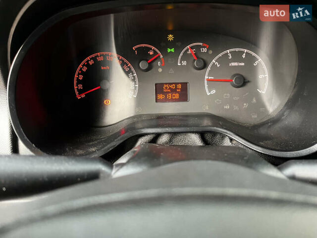 Белый Опель Комбо груз.-пасс., объемом двигателя 1.6 л и пробегом 254 тыс. км за 6100 $, фото 13 на Automoto.ua