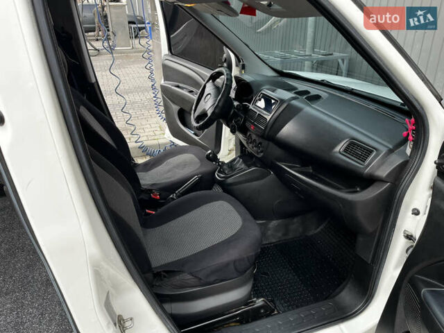 Белый Опель Комбо груз.-пасс., объемом двигателя 1.6 л и пробегом 254 тыс. км за 6100 $, фото 11 на Automoto.ua