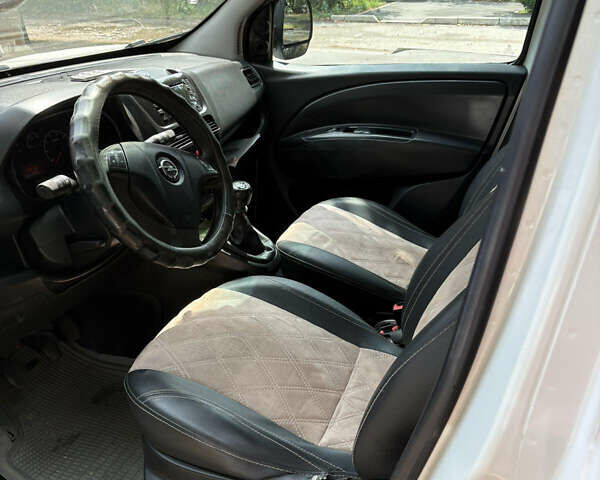 Белый Опель Комбо груз.-пасс., объемом двигателя 1.6 л и пробегом 230 тыс. км за 7800 $, фото 7 на Automoto.ua