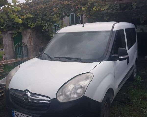 Белый Опель Комбо груз.-пасс., объемом двигателя 1.25 л и пробегом 360 тыс. км за 4500 $, фото 2 на Automoto.ua