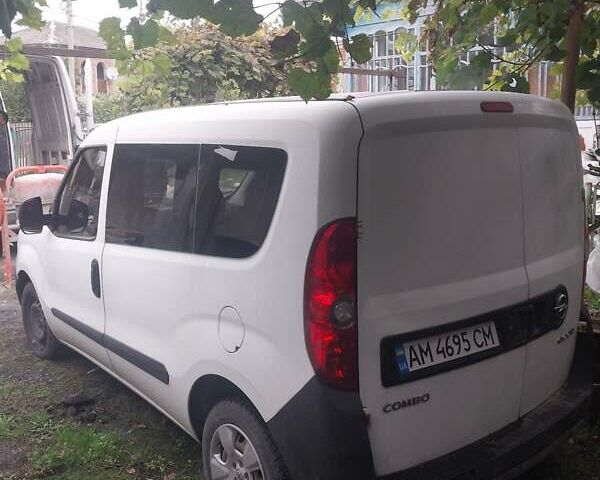 Белый Опель Комбо груз.-пасс., объемом двигателя 1.25 л и пробегом 360 тыс. км за 4500 $, фото 3 на Automoto.ua
