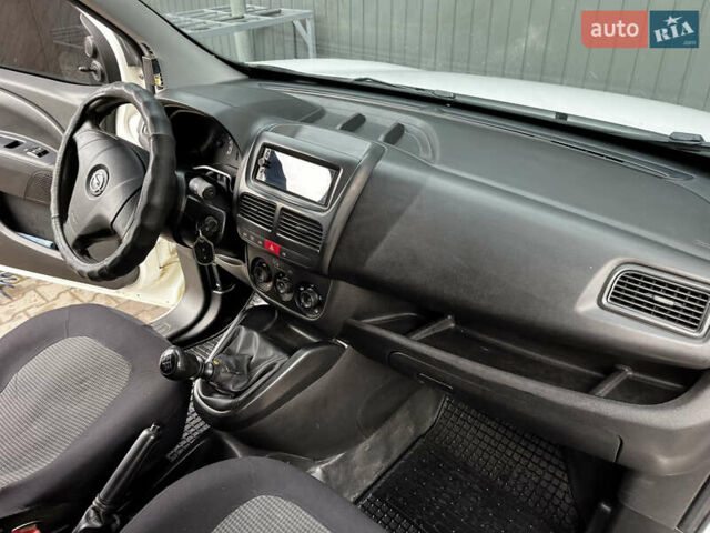 Белый Опель Комбо груз.-пасс., объемом двигателя 1.6 л и пробегом 254 тыс. км за 6100 $, фото 10 на Automoto.ua